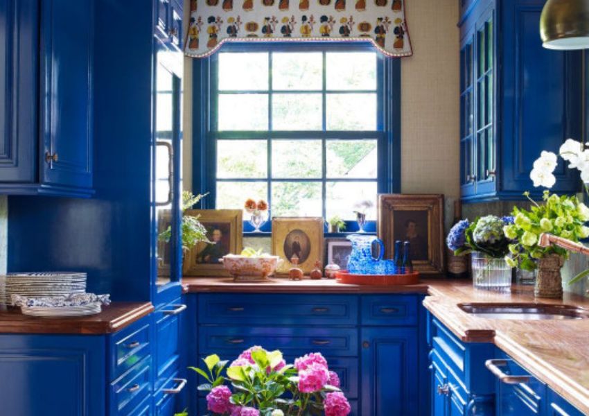 vibrant cobalt blue kitchen cabinets
